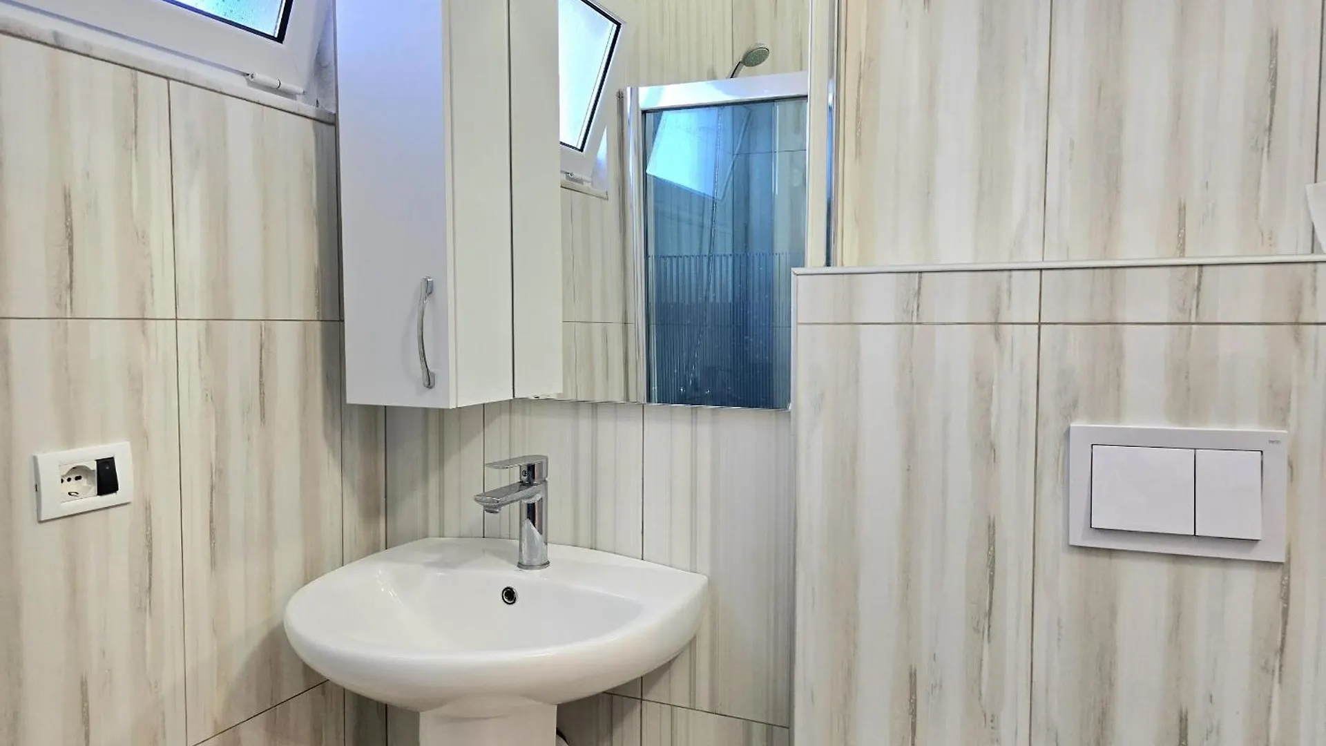 Durres Holiday Apartment - 085